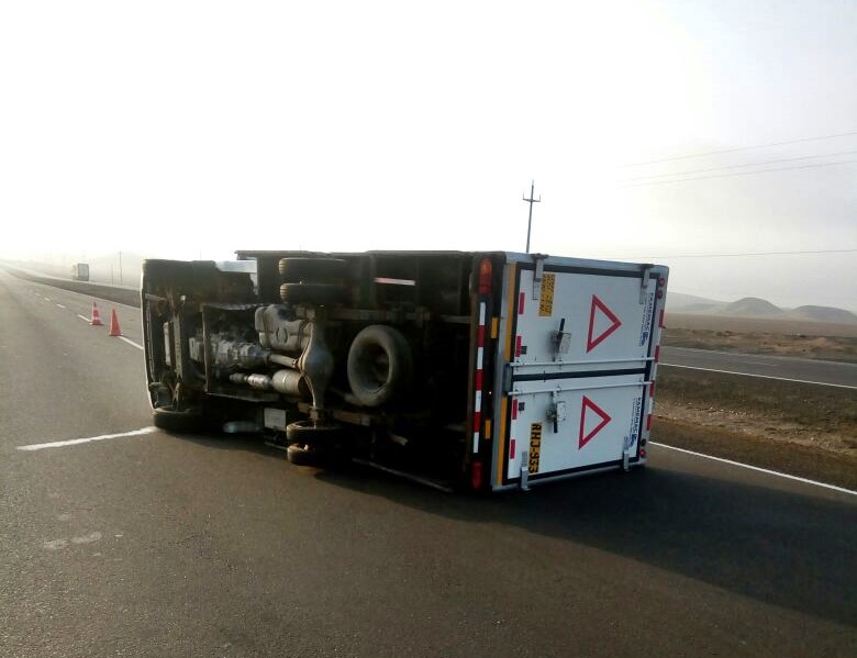 Huarmey: Bus invade carril y provoca despiste y volcadura de camión en la Panamericana Norte