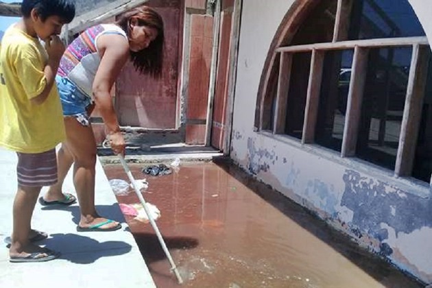 Chimbote: Sanguaza de pescado y aguas residuales inundan 2 viviendas en Villa María
